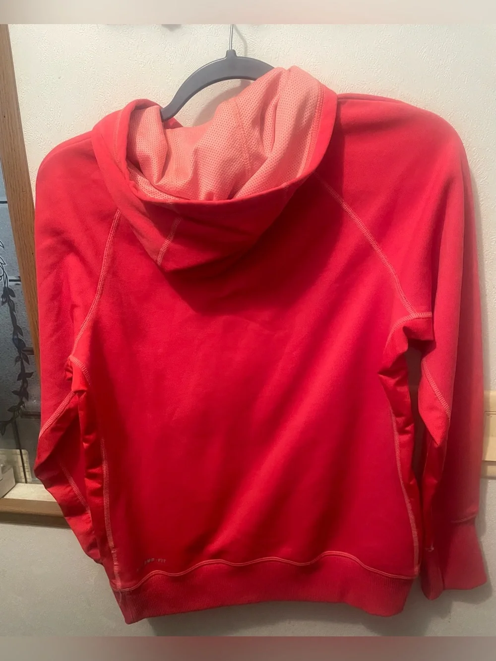 Nike Kids Red Hooded Sweatshirt with Swoosh Logo. Therma Fit Size Medium